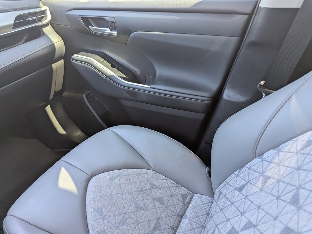 Used 2023 Toyota Highlander Bronze Edition image 14