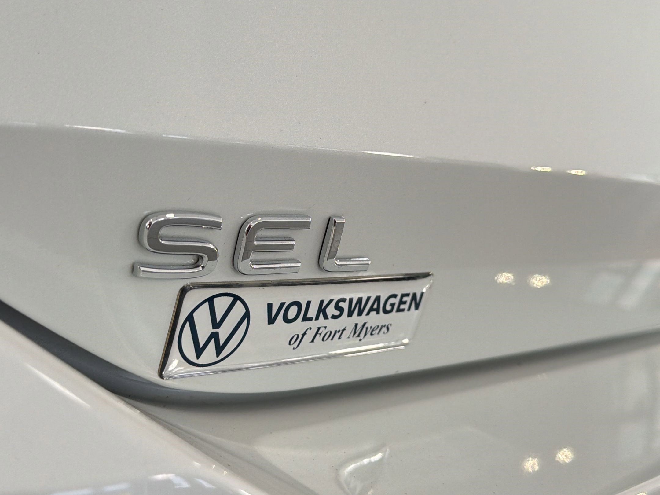 Used 2025 Volkswagen Tiguan SEL R-Line image 36