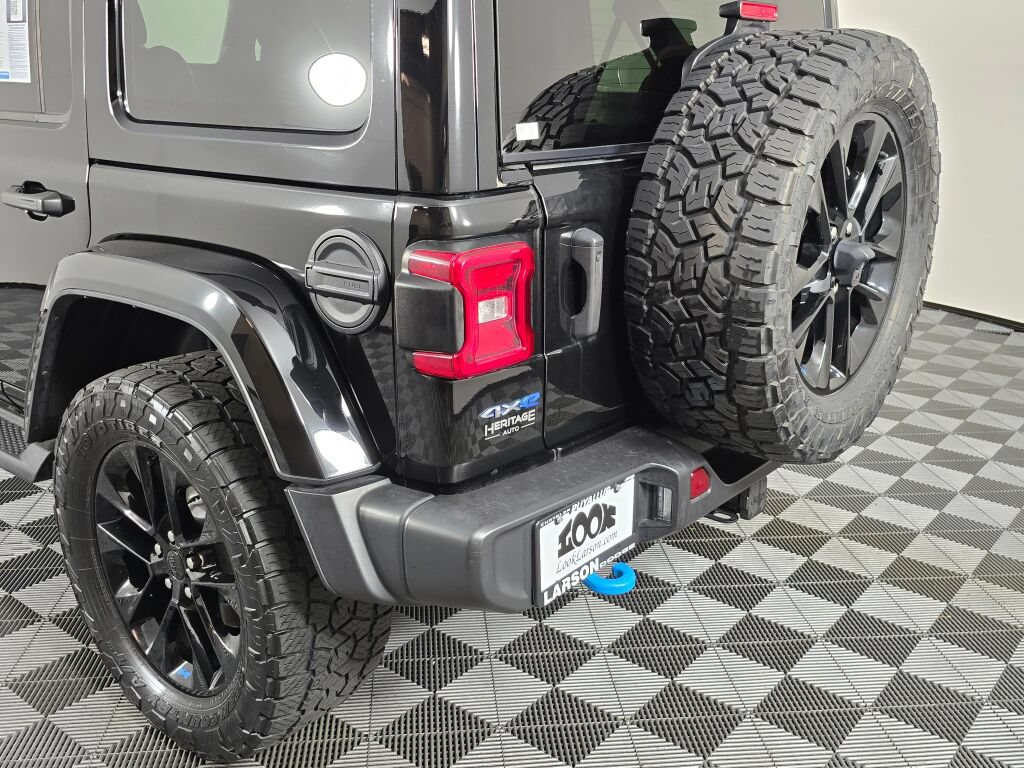 Used 2023 Jeep Wrangler Unlimited Sahara w/ Cold Weather Group AWD/4WD image 14