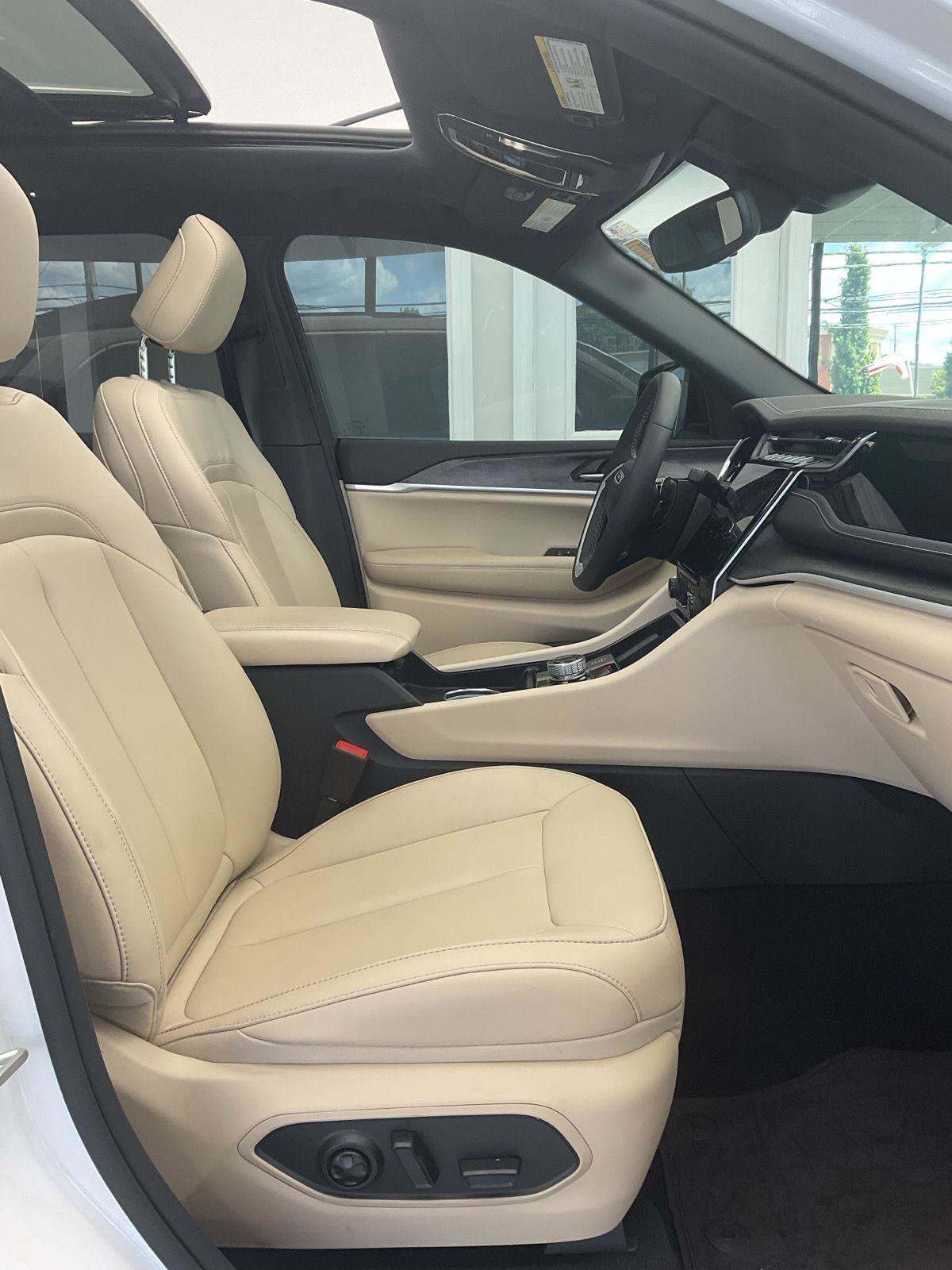 Used 2024 Jeep Grand Cherokee Limited 4xe image 8