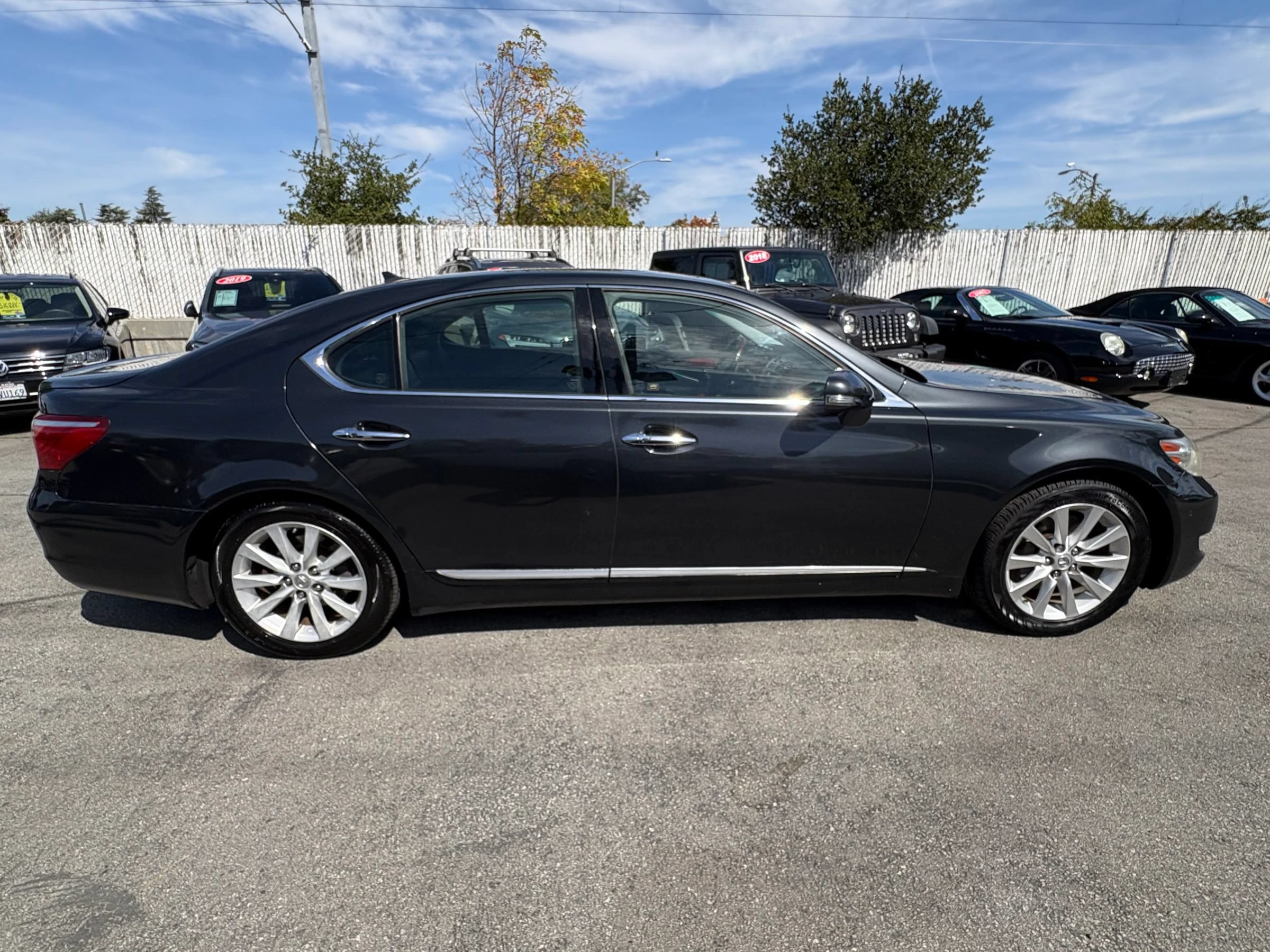 Used 2010 Lexus LS 460 w/ Comfort Pkg RWD image 2