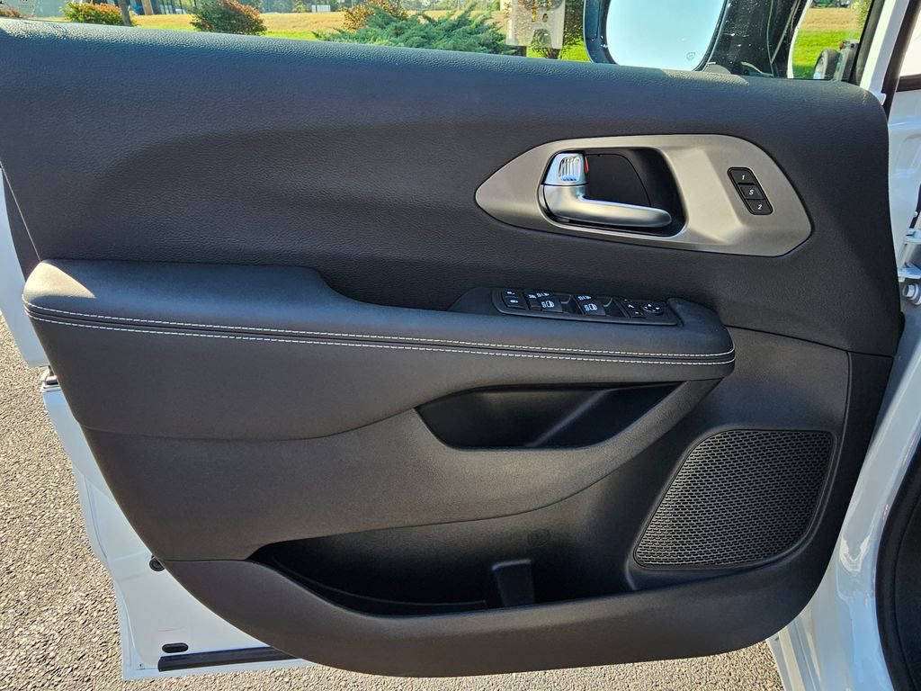 New 2026 Chrysler Pacifica Limited image 11