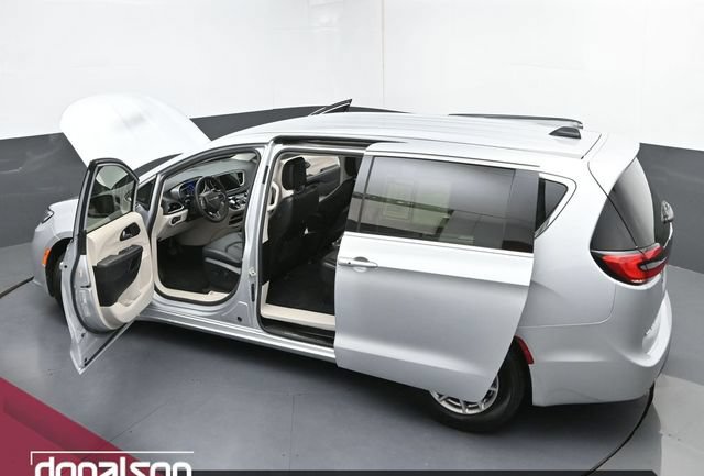 Used 2024 Chrysler Pacifica Touring-L FWD image 27