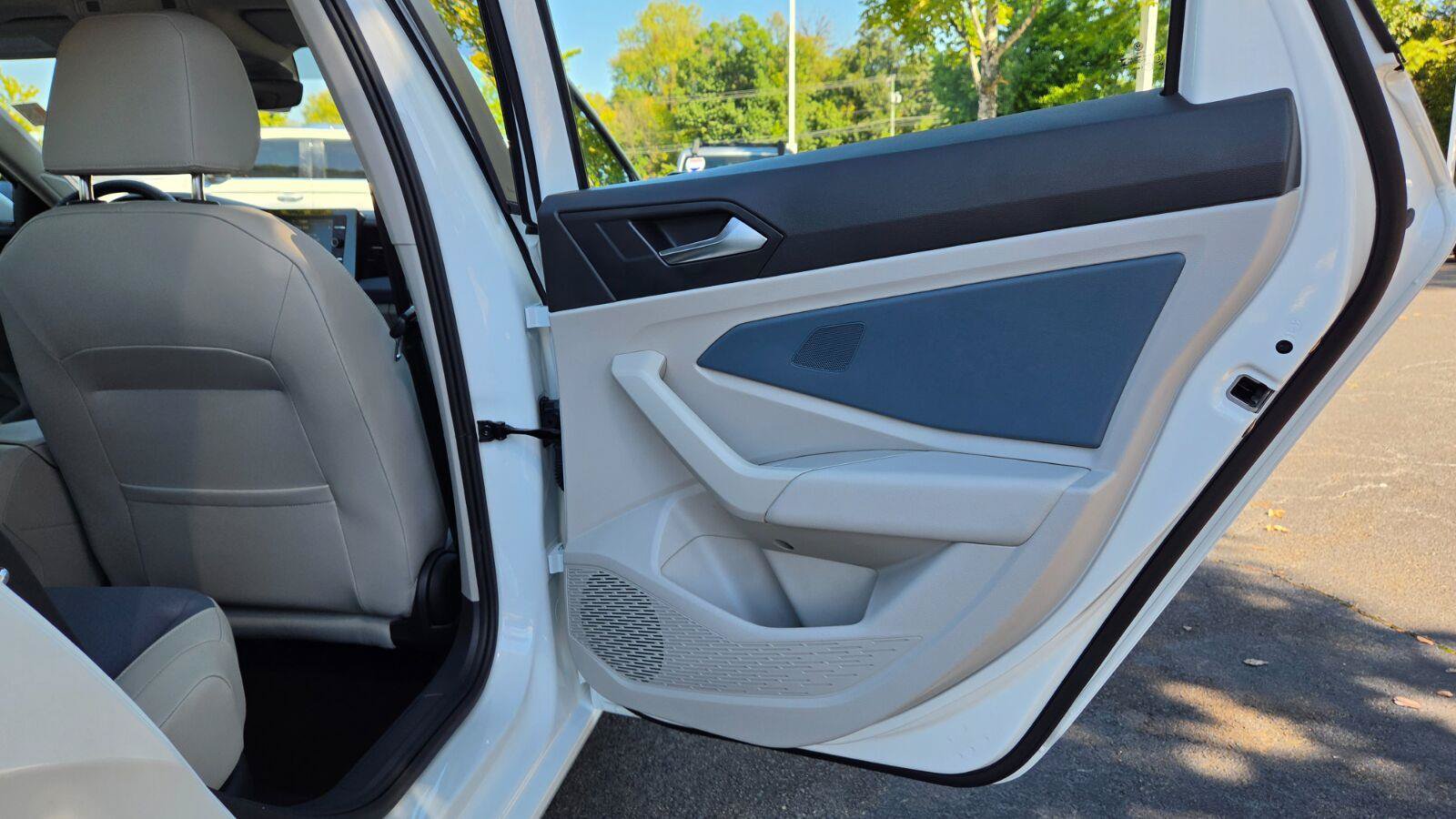 Certified 2025 Volkswagen Jetta SE w/ Sunroof Package FWD image 58