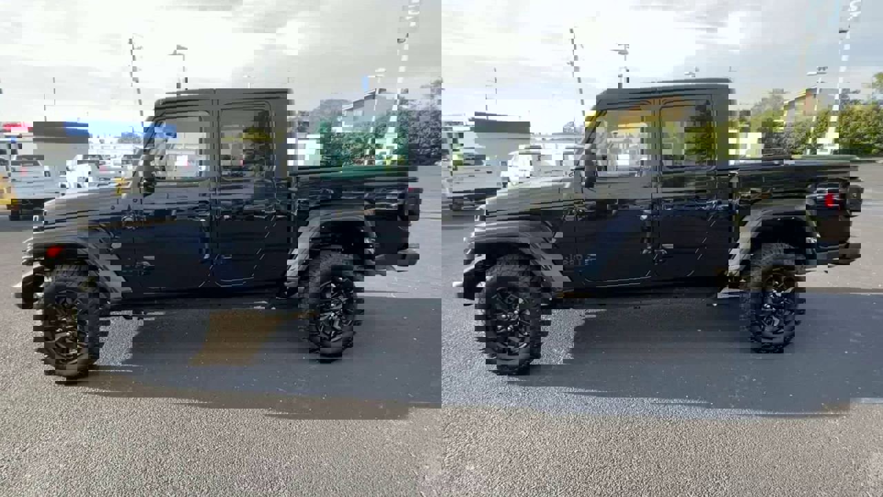 Used 2023 Jeep Gladiator Sport image 5