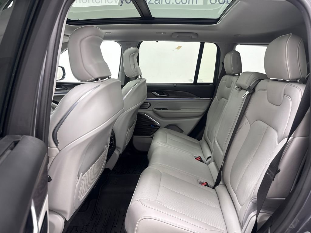 Used 2022 Jeep Grand Cherokee Overland w/ Luxury Tech Group IV AWD/4WD image 16