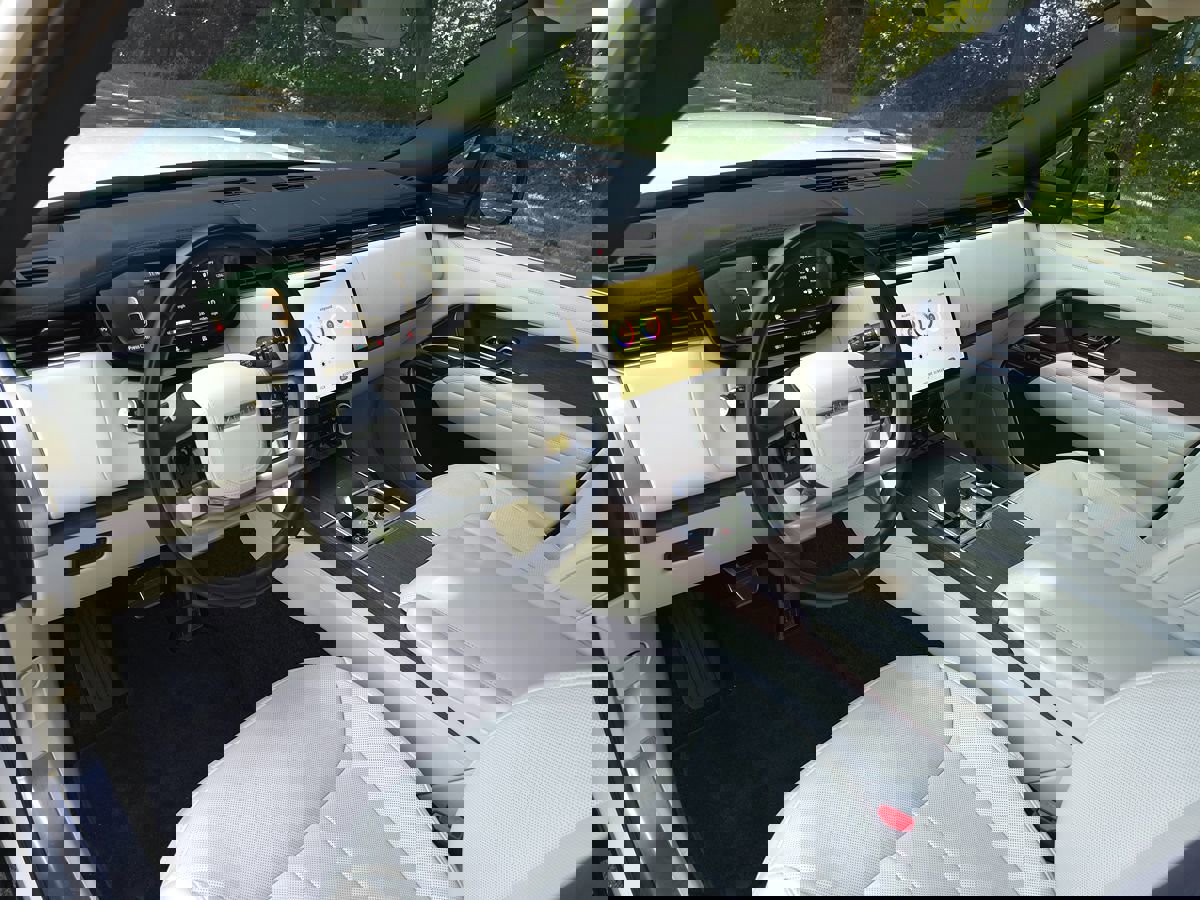 Used 2023 Land Rover Range Rover SE image 2