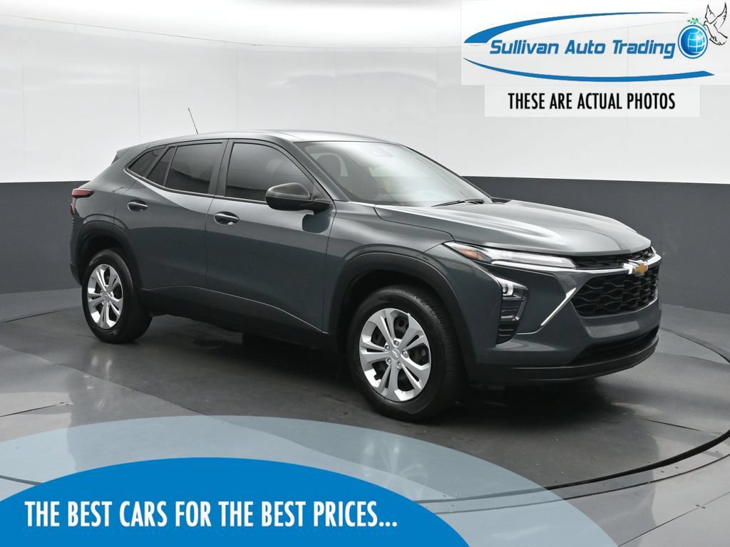 Used 2025 Chevrolet Trax LS FWD image 1