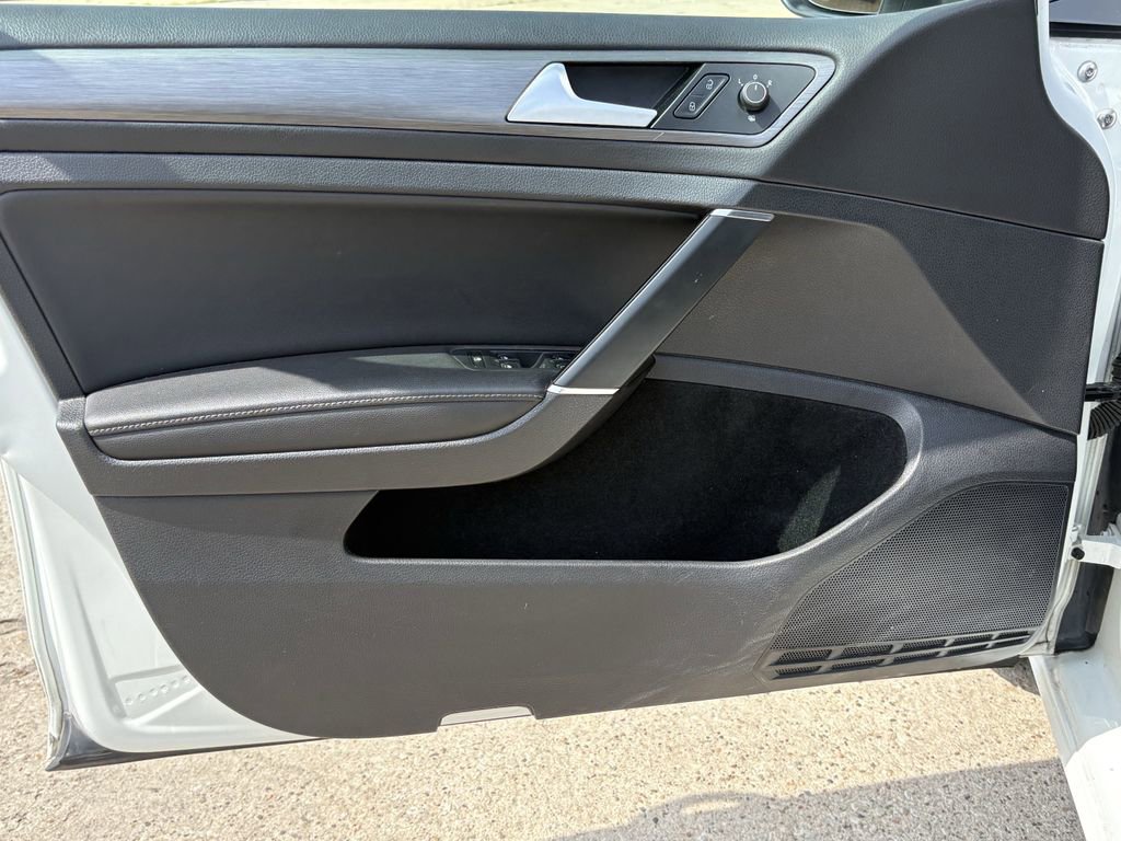 Used 2019 Volkswagen Golf SE image 10