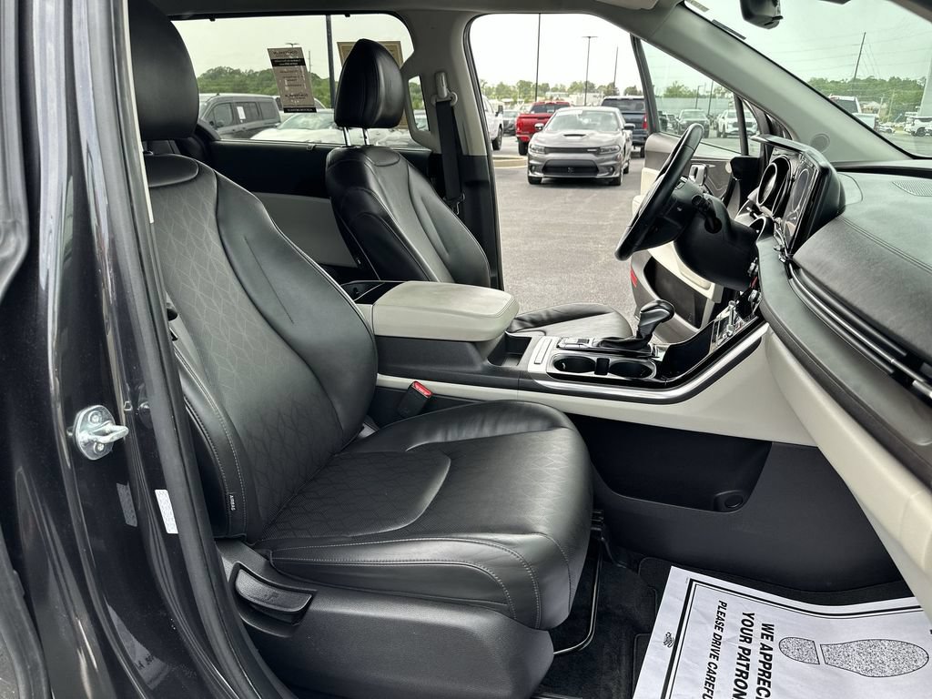 Used 2024 Kia Carnival EX FWD image 31