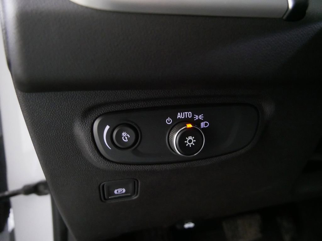 Used 2023 GMC Terrain SLE w/ Driver Convenience Package image 15