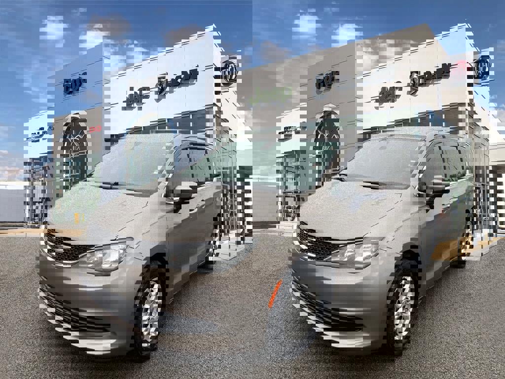 Used 2017 Chrysler Pacifica Touring image 4