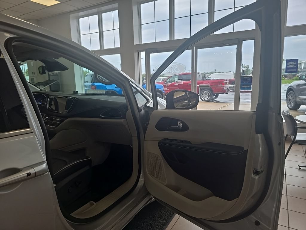 Used 2024 Chrysler Pacifica Limited FWD image 43