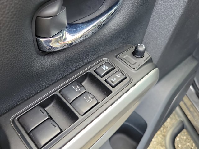 Used 2024 Nissan Titan SV w/ SV Convenience Package image 21