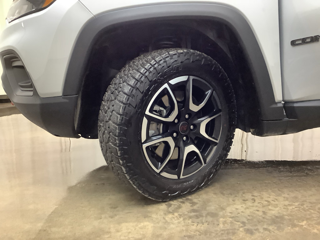 Used 2025 Jeep Compass Trailhawk AWD/4WD image 25