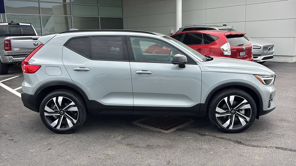 Certified 2025 Volvo XC40 B5 Plus w/ Climate Package AWD/4WD image 27