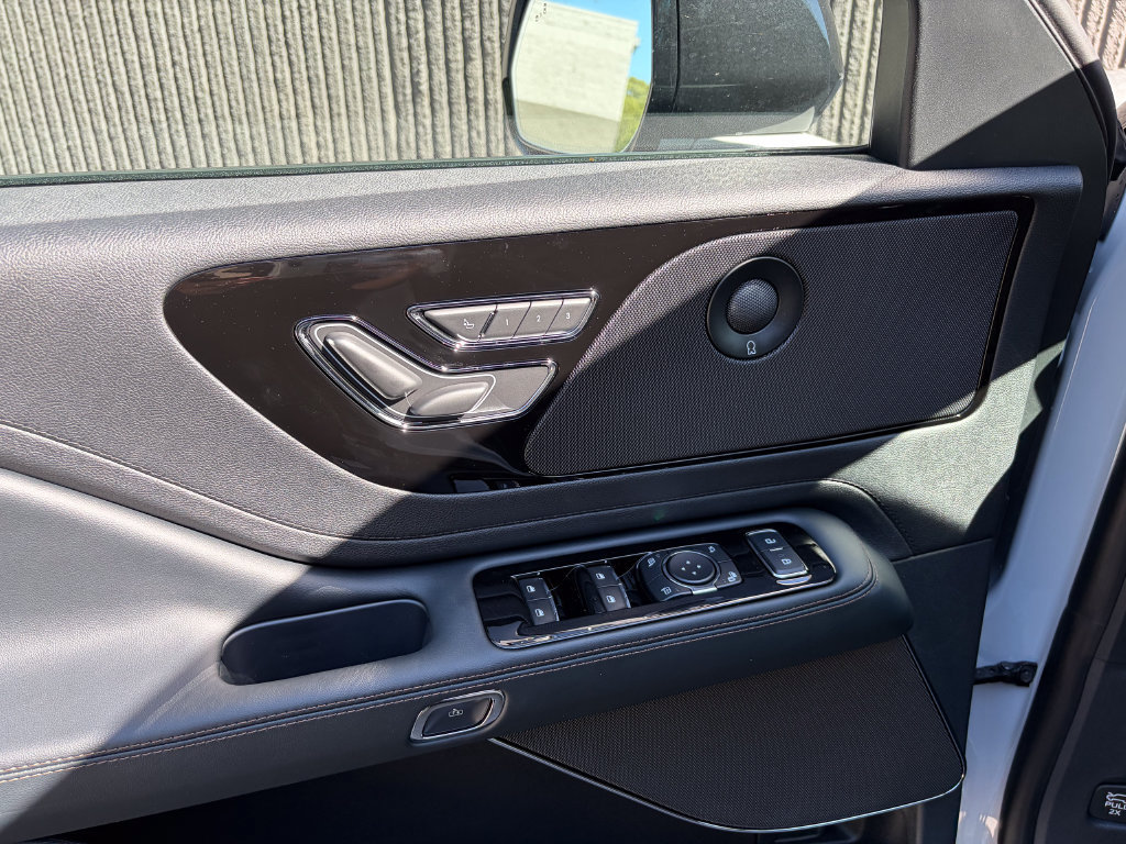 New 2027 Lincoln Aviator AWD image 13