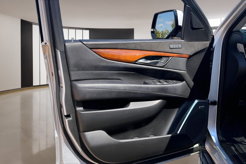 Used 2019 Cadillac Escalade Luxury AWD/4WD image 18