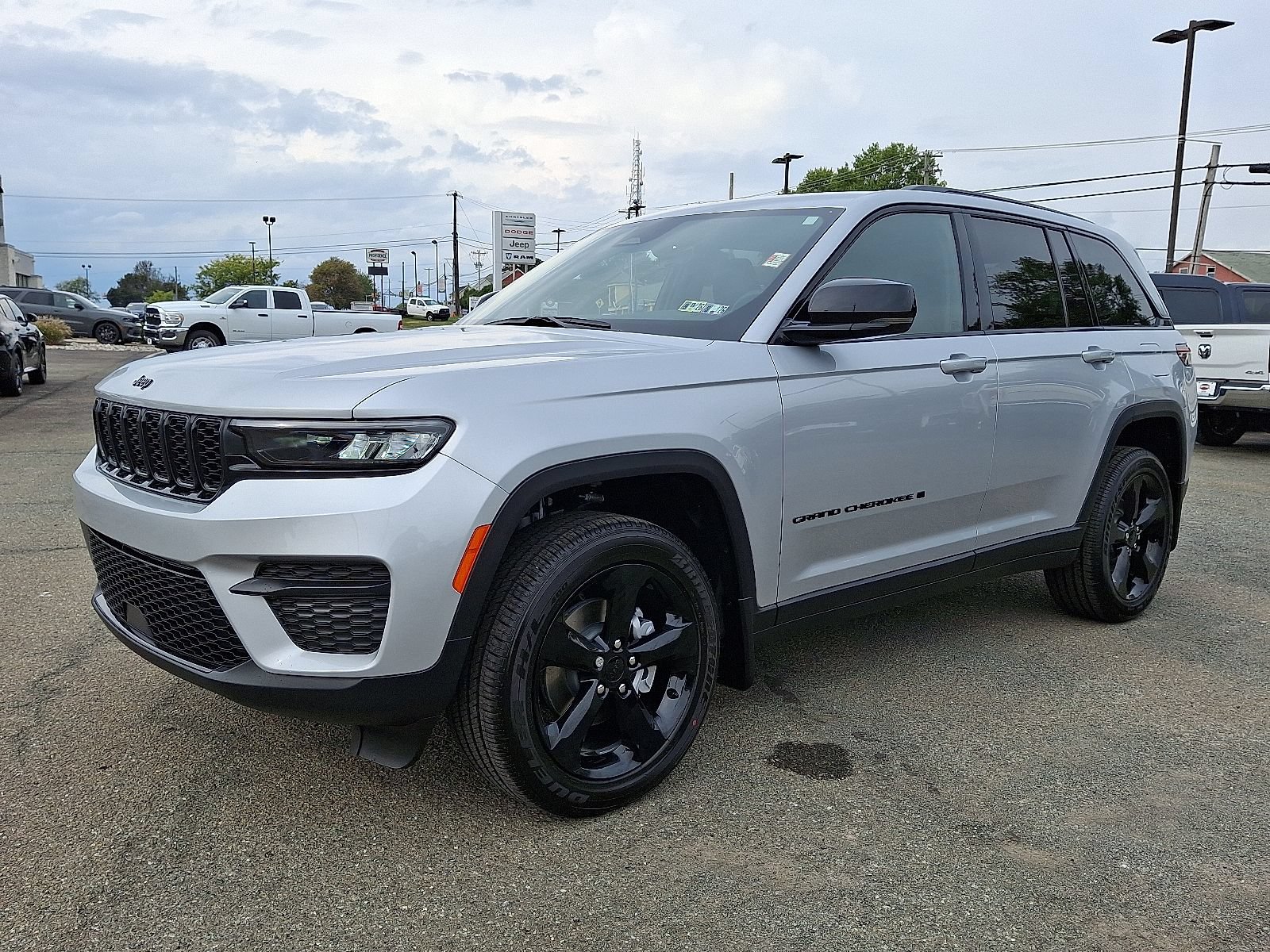 New 2025 Jeep Grand Cherokee Altitude AWD/4WD image 2