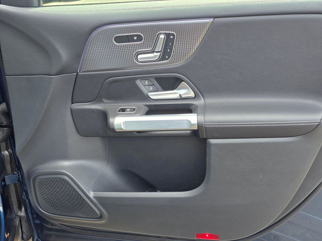 Used 2023 Mercedes-Benz GLB 250 4MATIC w/ Premium Package image 27