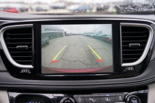 Used 2021 Chrysler Pacifica Touring-L image 14