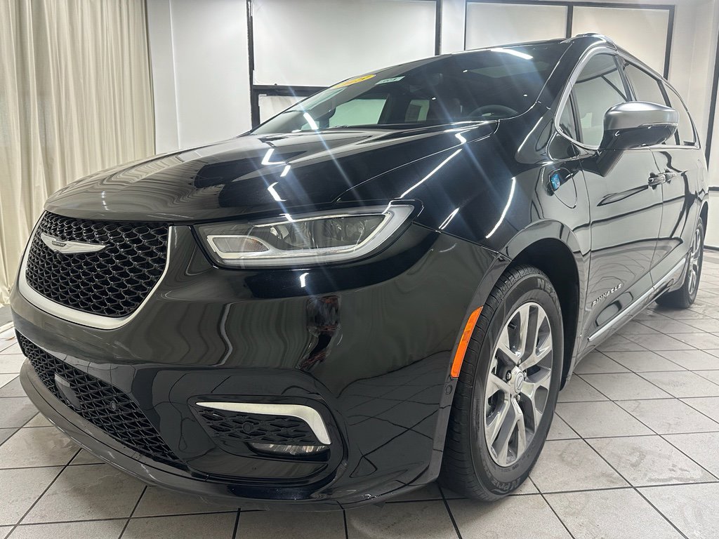 Used 2025 Chrysler Pacifica Pinnacle image 11