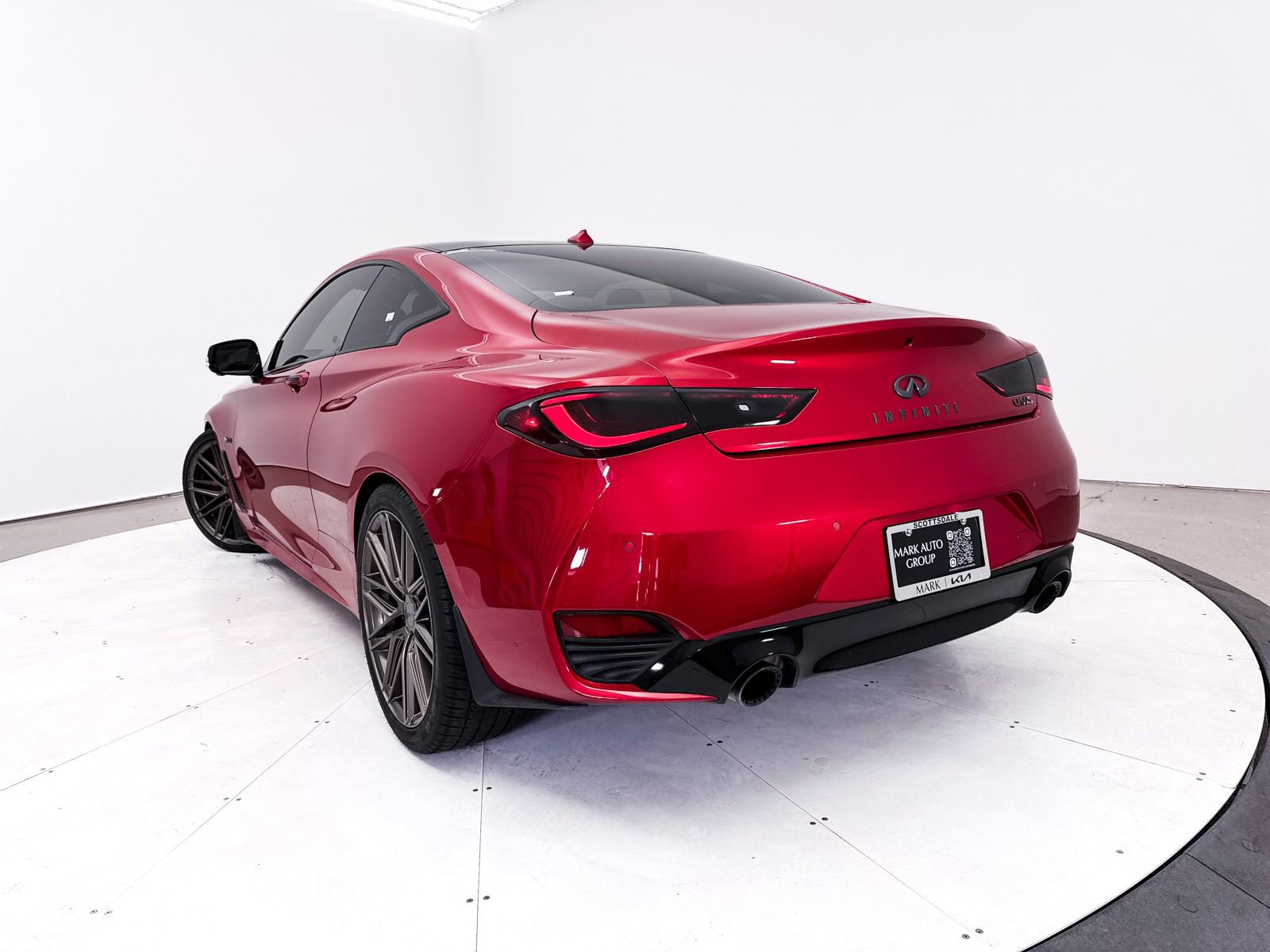 Used 2017 INFINITI Q60 Red Sport 400 RWD image 2