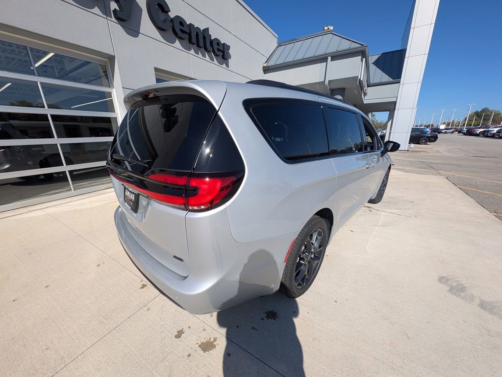 New 2026 Chrysler Pacifica Select w/ S Appearance Package image 6