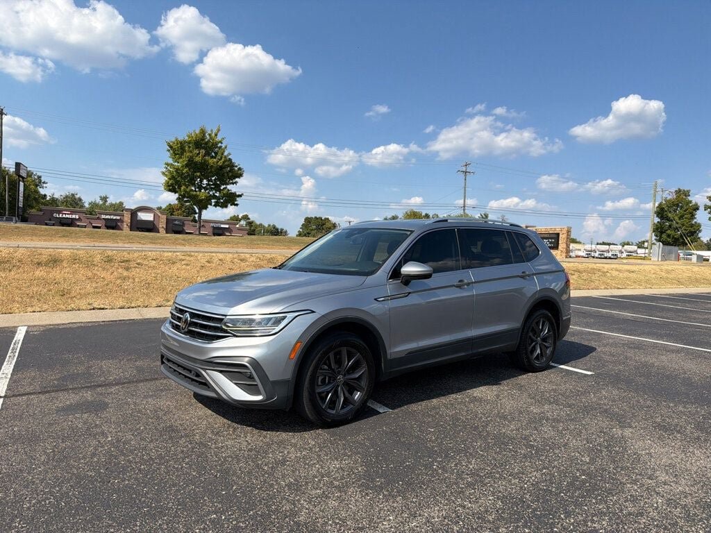 Used 2023 Volkswagen Tiguan SE FWD image 1