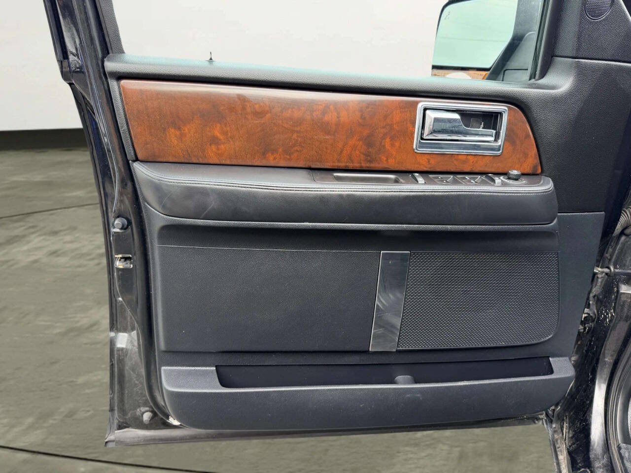 Used 2015 Lincoln Navigator 4WD image 17