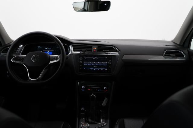 Used 2022 Volkswagen Tiguan SE w/ Panoramic Sunroof Package image 16