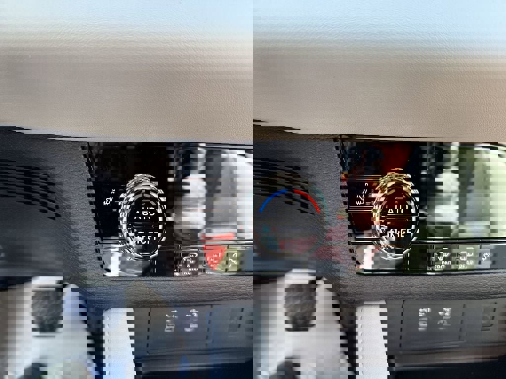 New 2025 Mitsubishi Outlander SE image 38