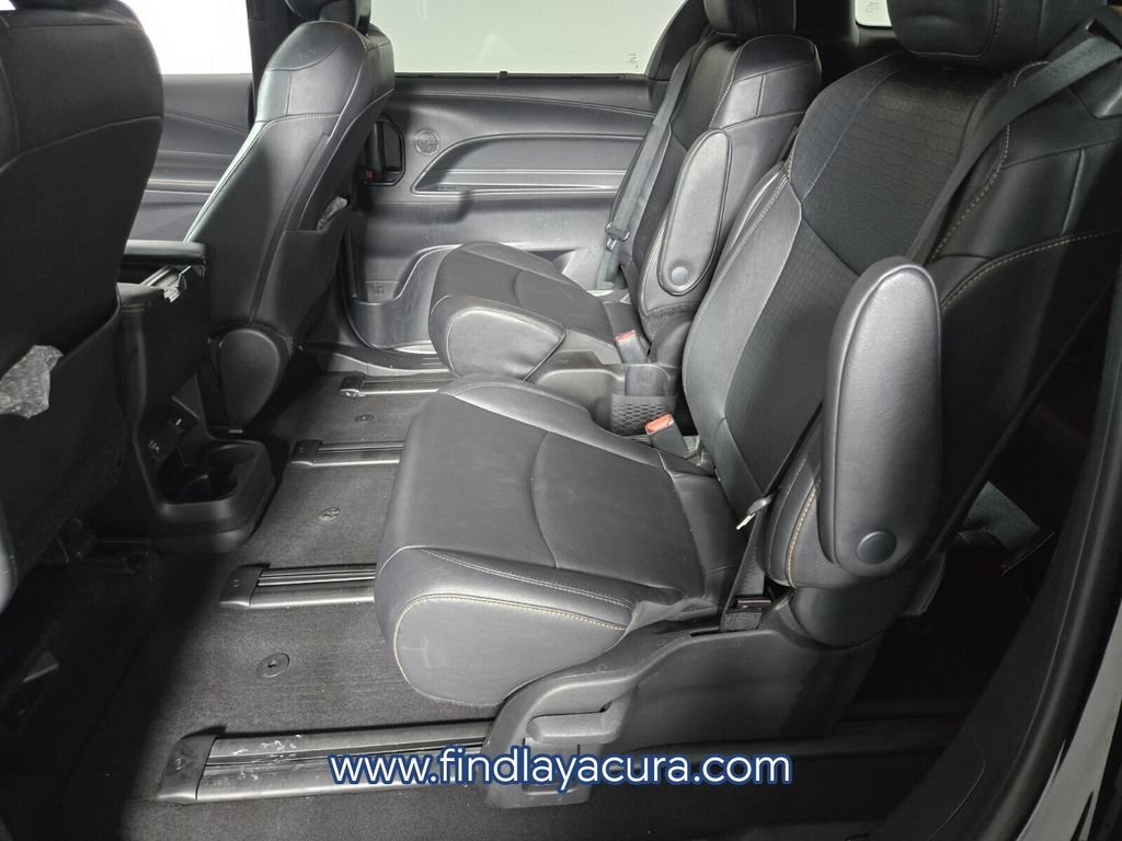 Used 2025 Toyota Sienna XLE Woodland Edition AWD/4WD image 15