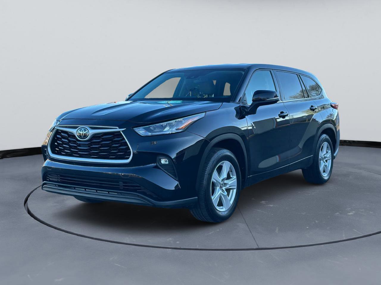 Used 2020 Toyota Highlander LE FWD image 3