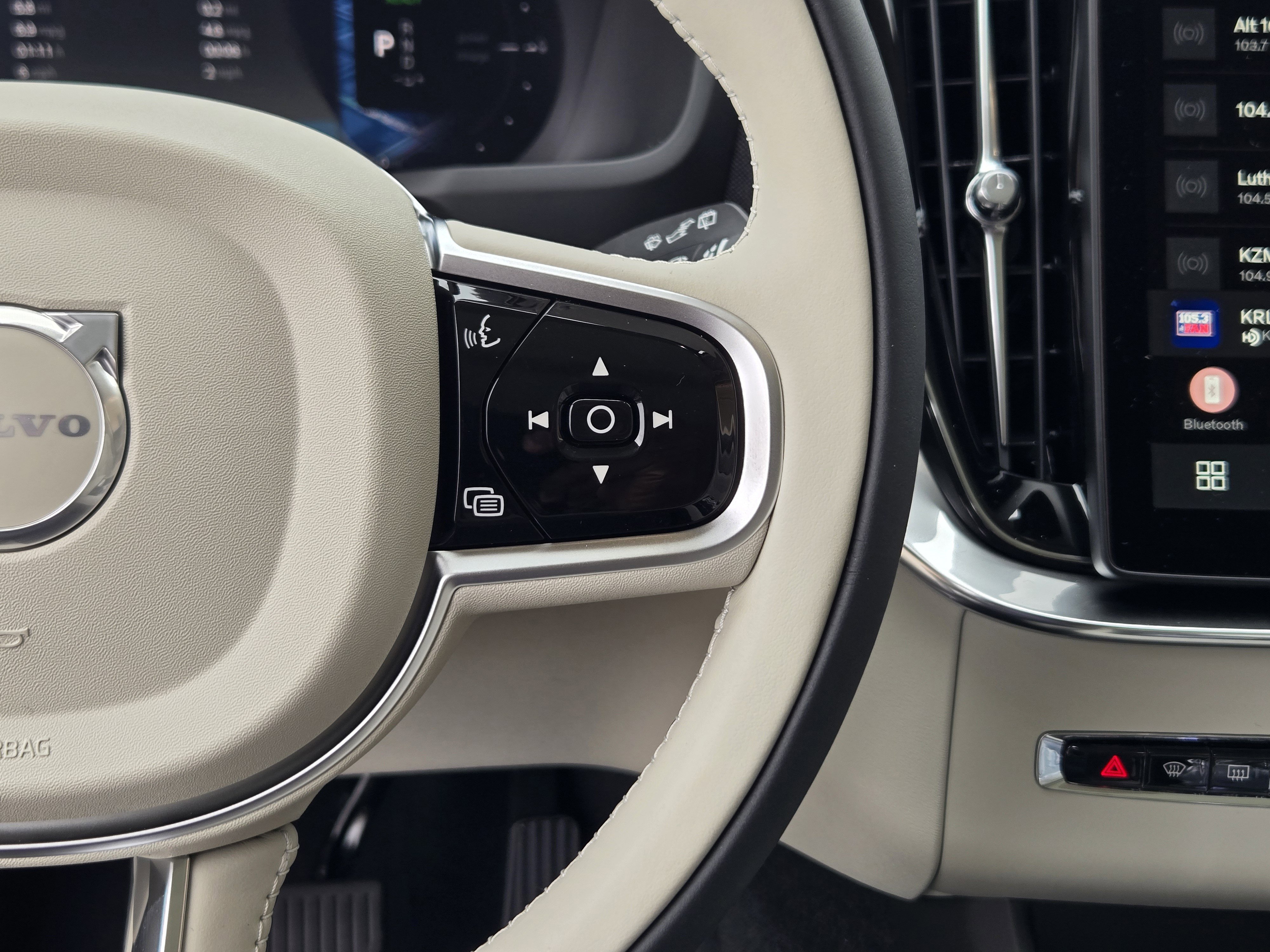 New 2026 Volvo XC90 T8 Ultra w/ Protection Package Premier image 22