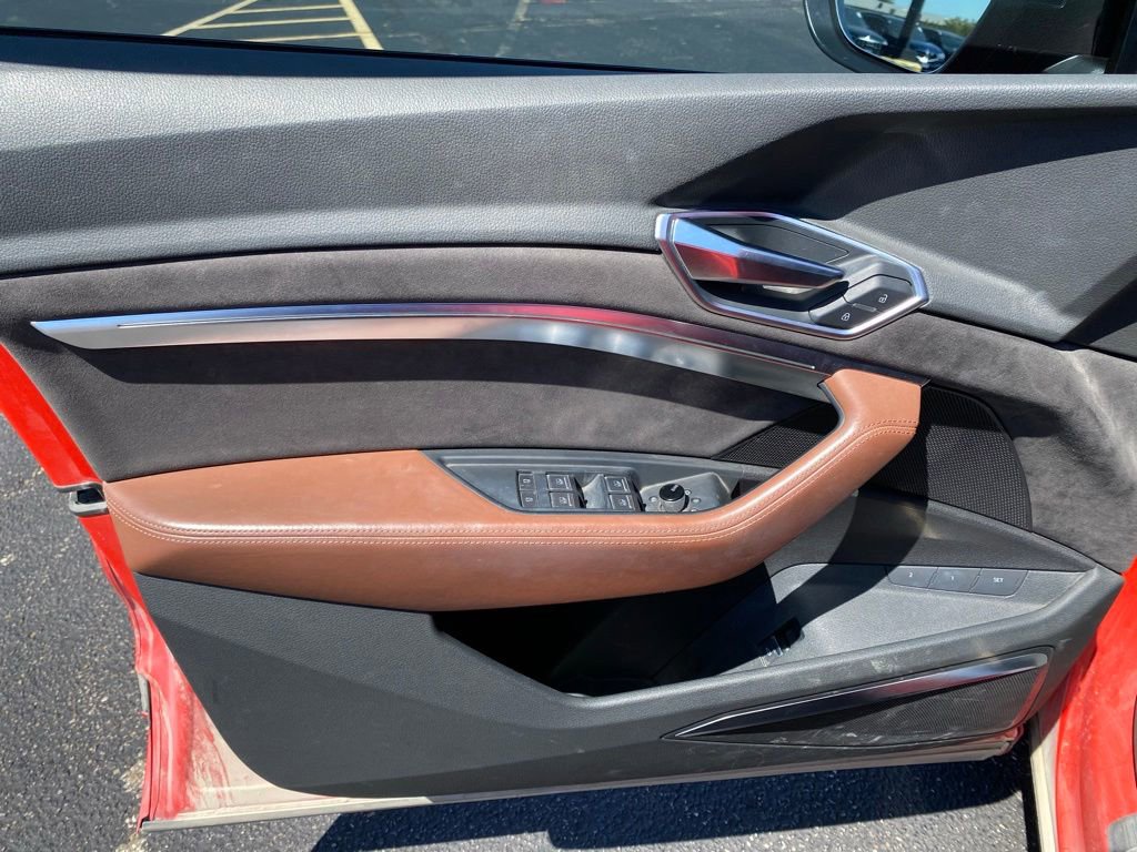 Used 2019 Audi e-tron Prestige w/ Prestige Package AWD/4WD image 16