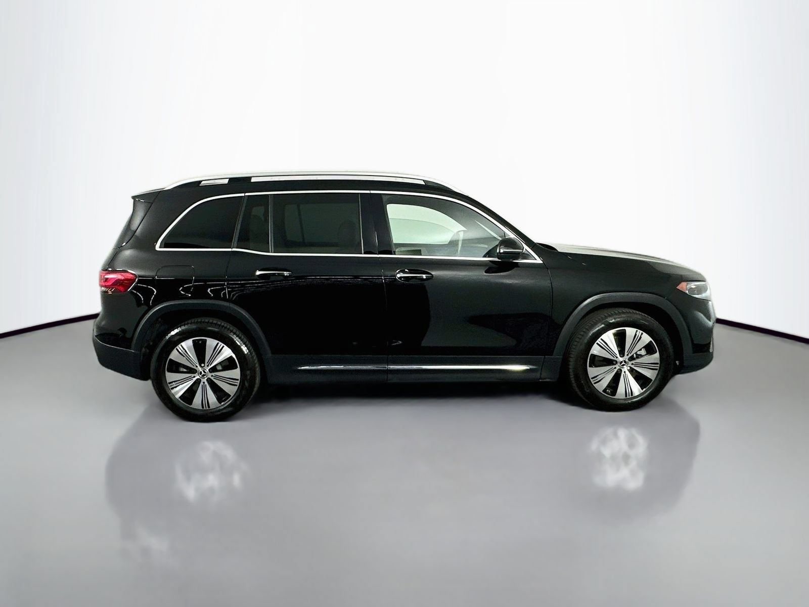 Used 2023 Mercedes-Benz EQB 300 4MATIC w/ Exclusive Package image 8