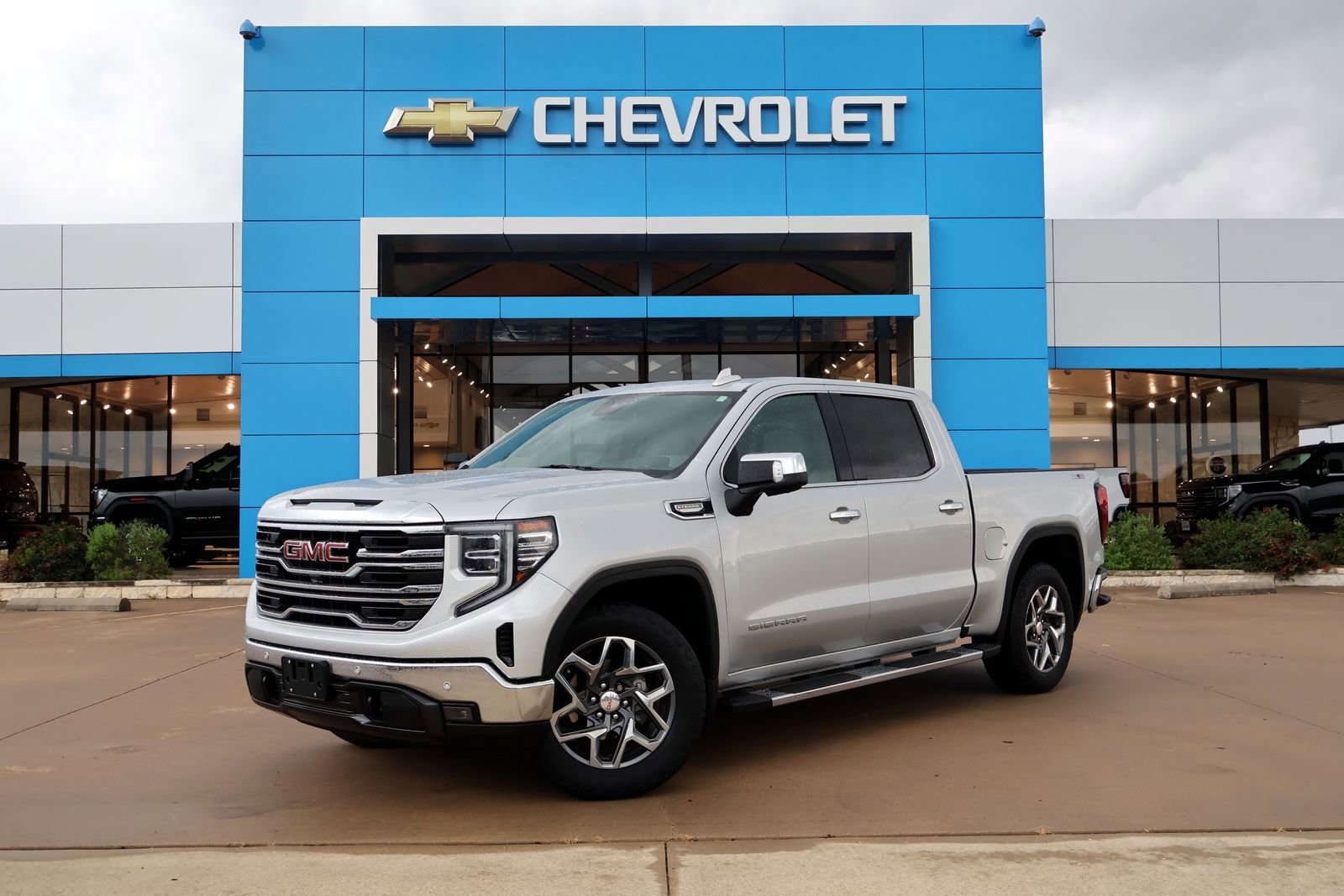 Used 2022 GMC Sierra 1500 SLT AWD/4WD image 1