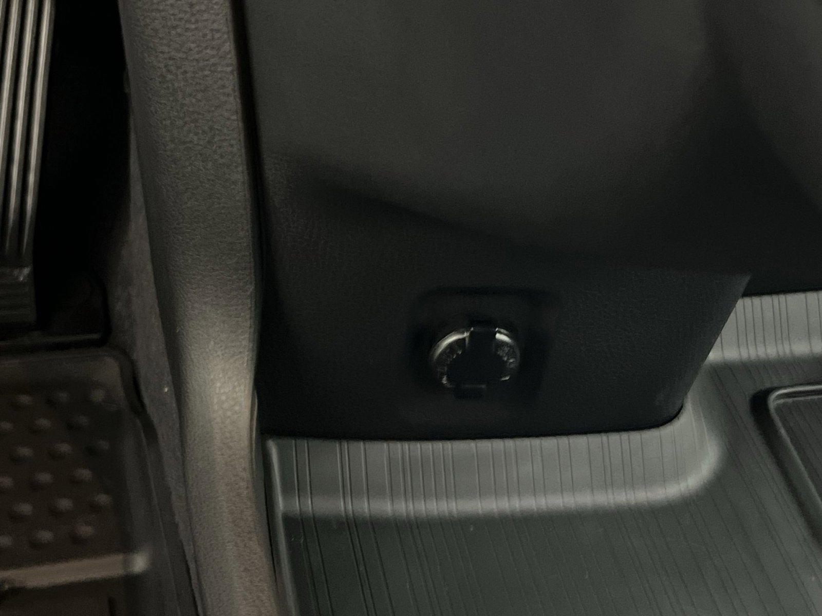 Used 2025 Toyota Sienna XLE image 34