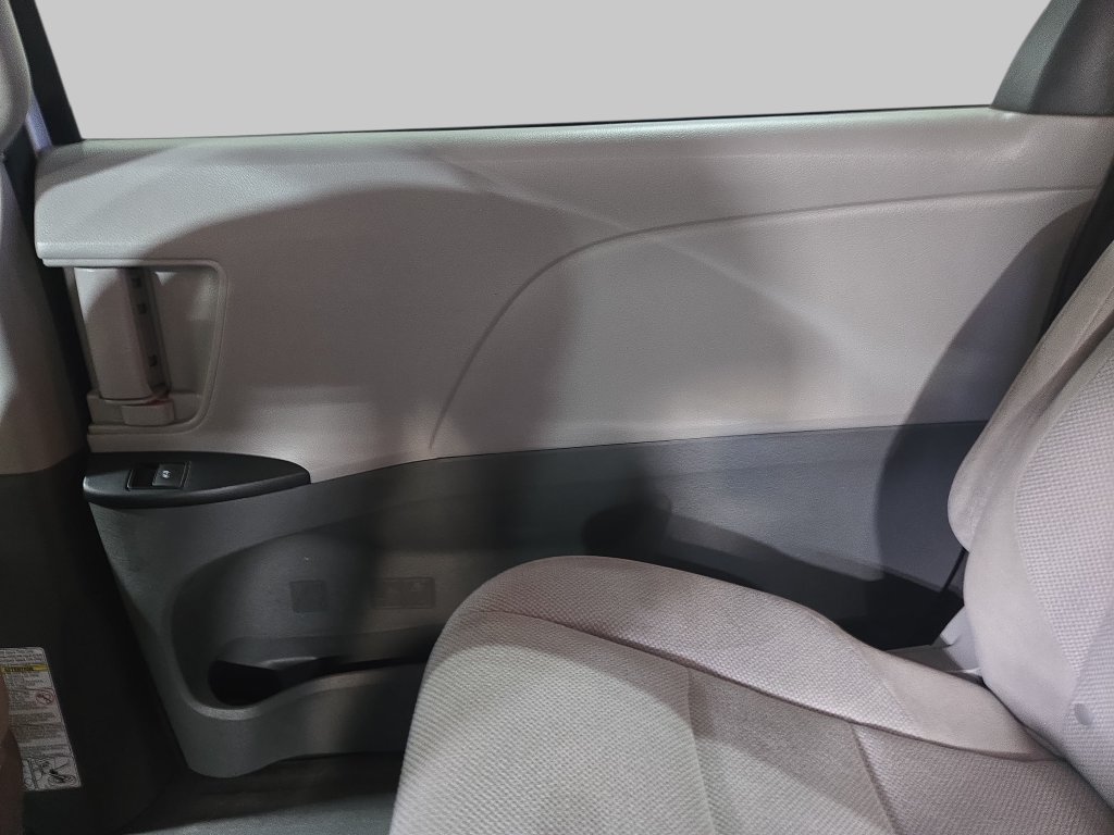 Used 2020 Toyota Sienna L FWD image 14