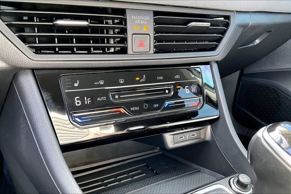 Used 2025 Volkswagen Jetta SE FWD image 16