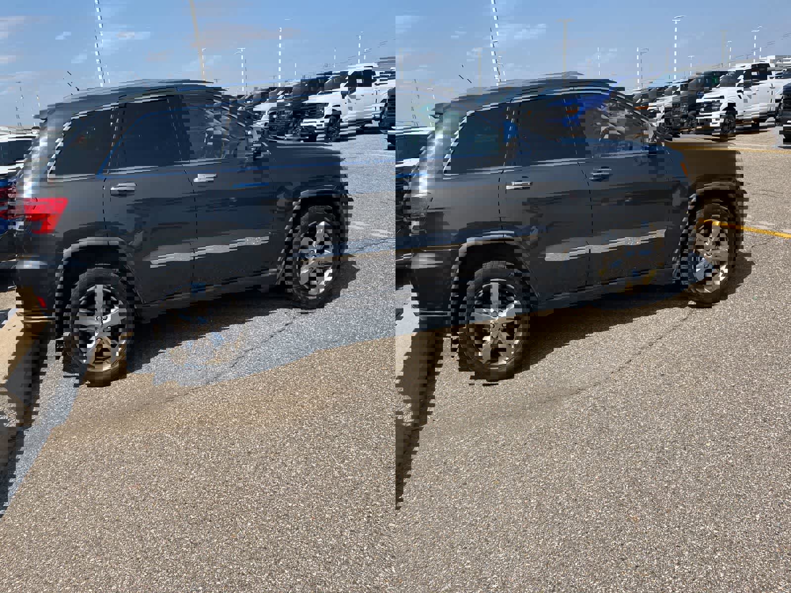 Used 2011 Jeep Grand Cherokee Limited w/ Luxury Group II image 17