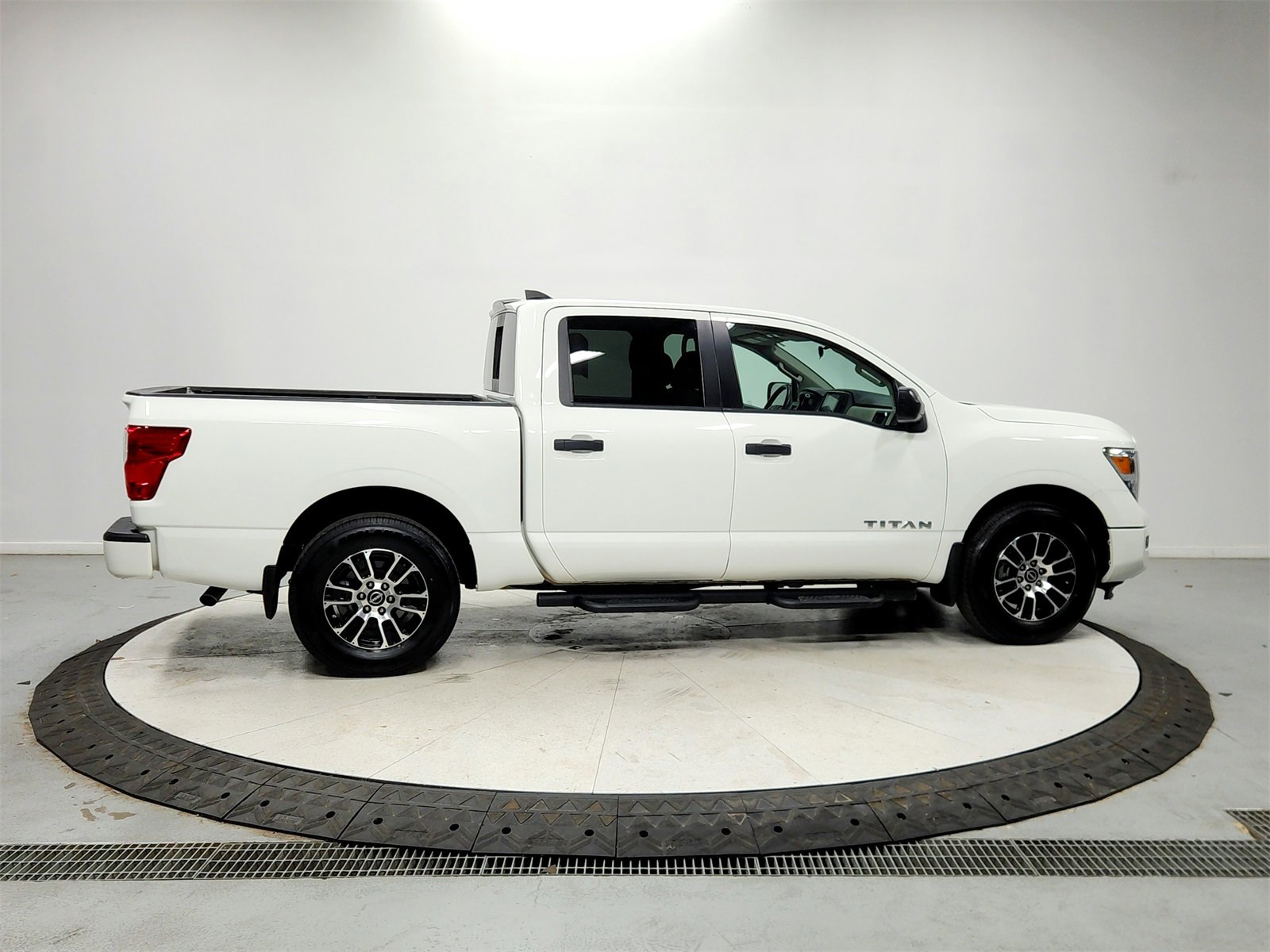 Used 2023 Nissan Titan SV w/ Accessory Utility Package image 8