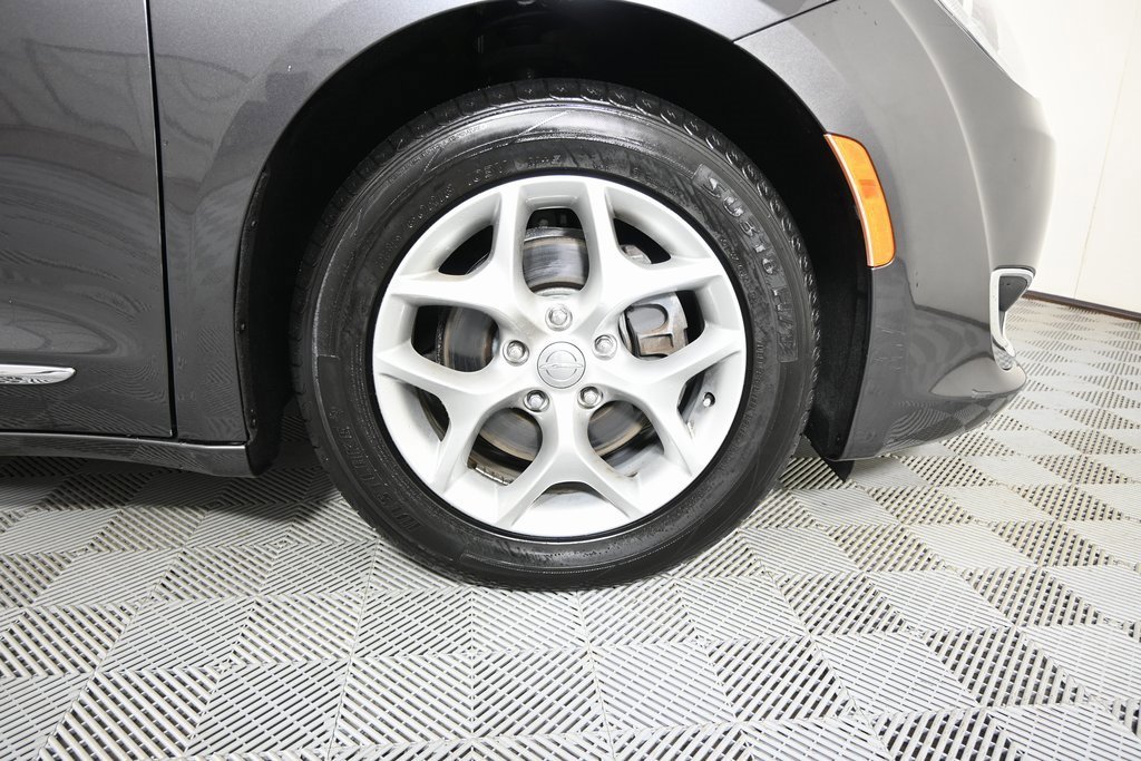 Used 2020 Chrysler Pacifica Limited image 11