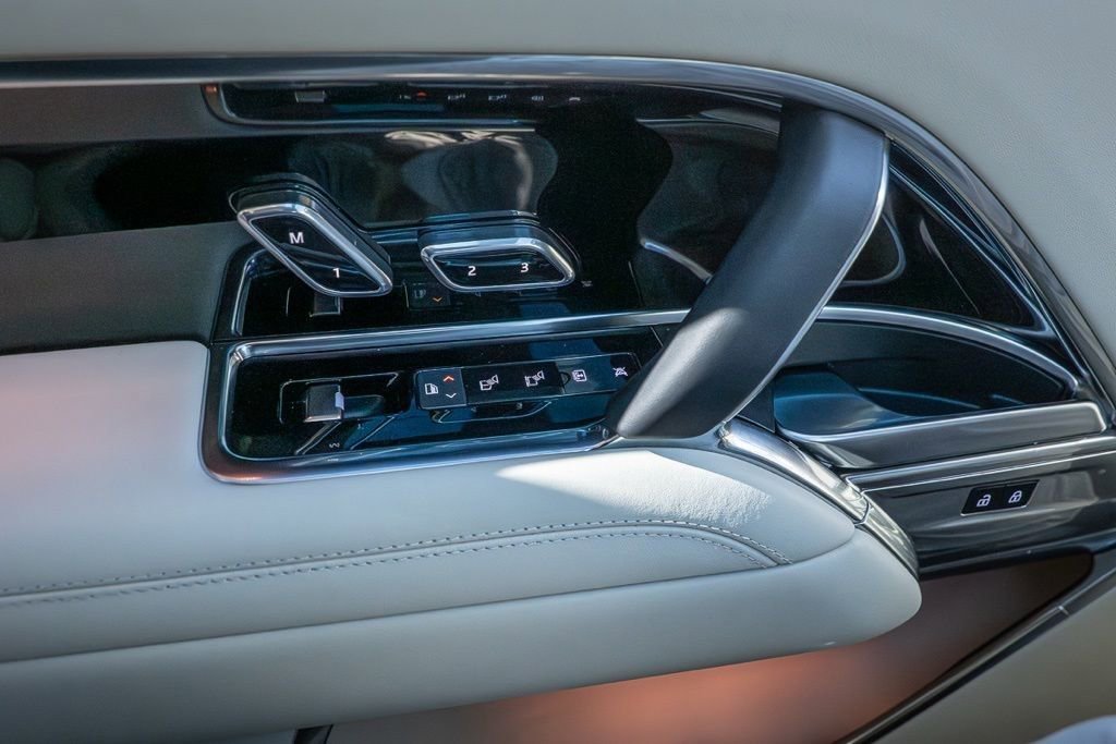 Used 2025 Land Rover Range Rover Long Wheelbase Autobiography image 29