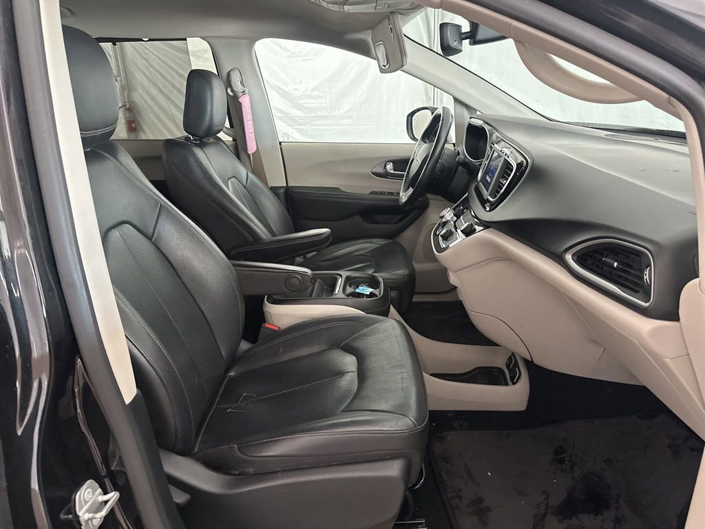 Used 2020 Chrysler Pacifica Touring-L image 18