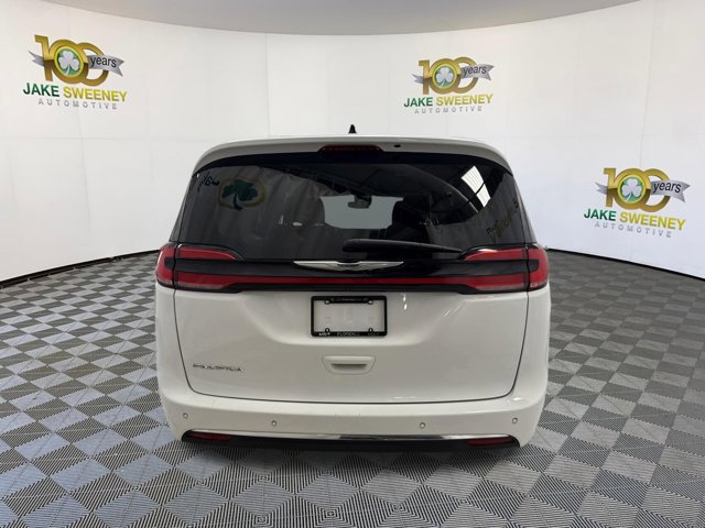 Used 2024 Chrysler Pacifica Touring-L image 9