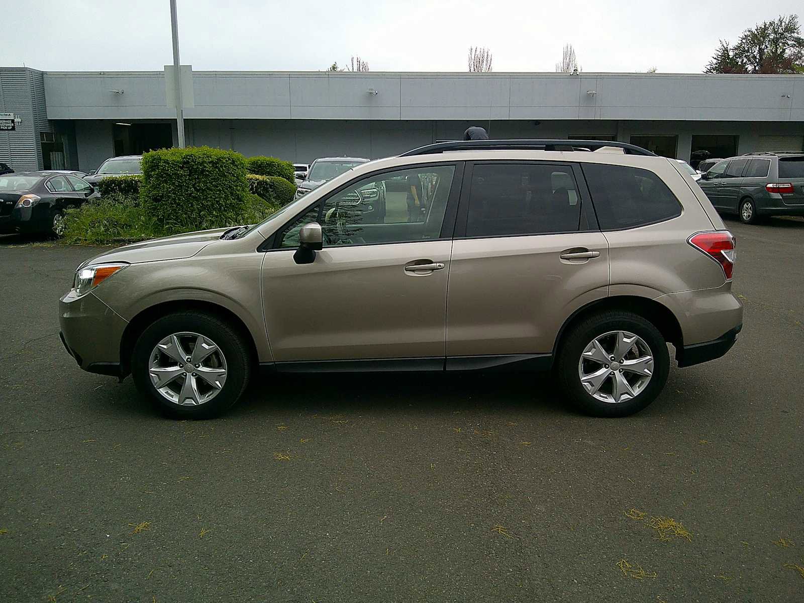 Used 2016 Subaru Forester 2.5i Premium w/ Popular Package #1 AWD/4WD image 2