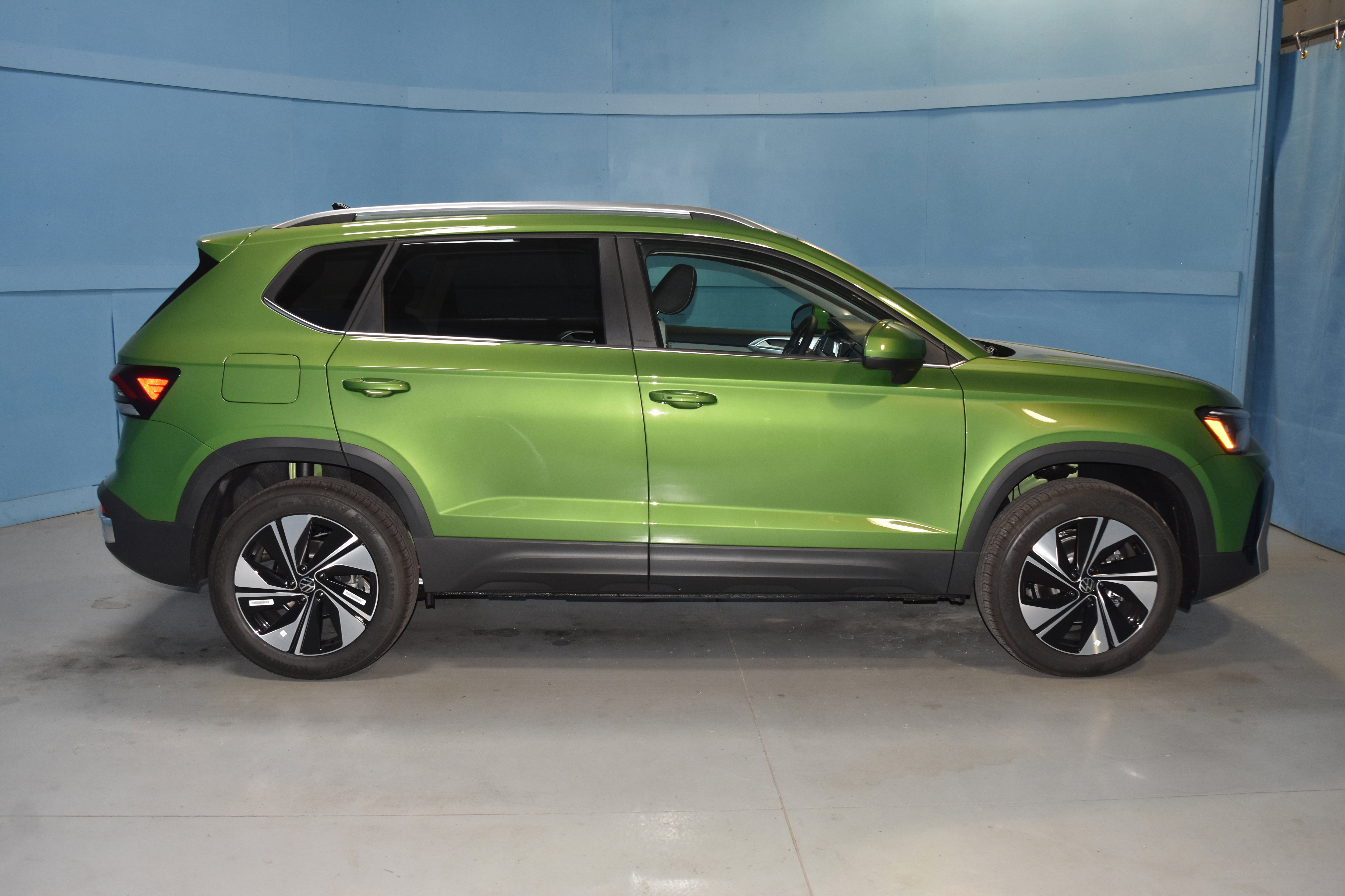 New 2025 Volkswagen Taos SE image 18