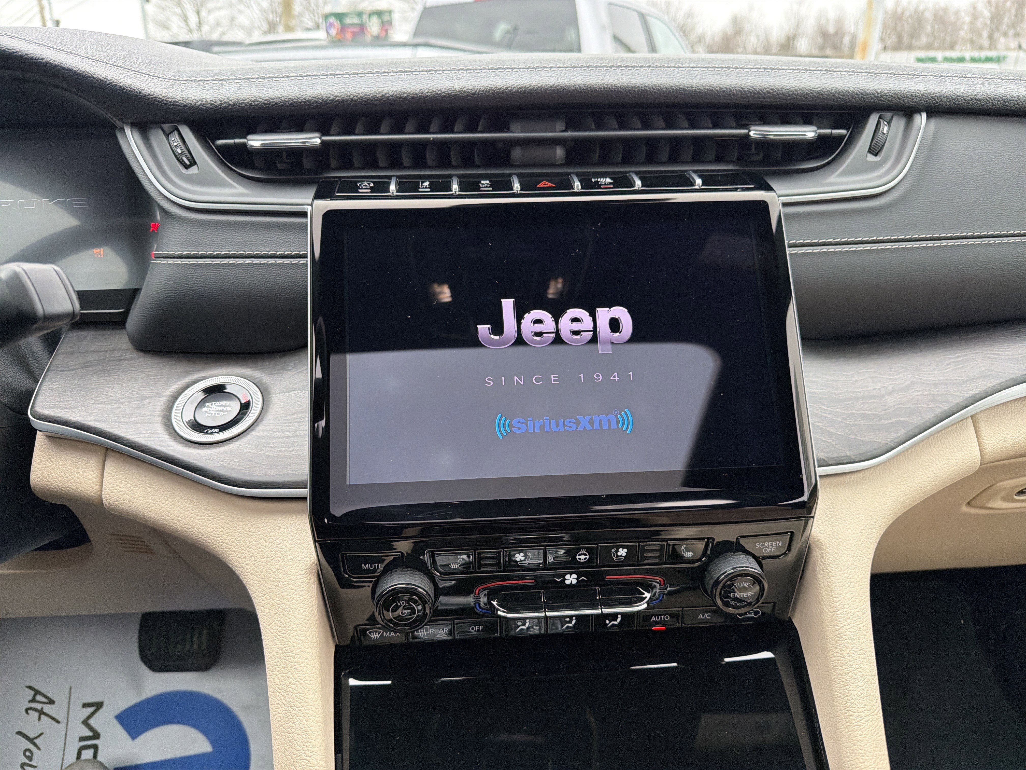 Certified 2025 Jeep Grand Cherokee L Limited w/ Luxury Tech Group II image 21